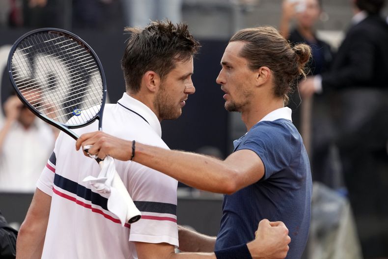 Alexander Zverev (derecha) saluda a Nicolás Jarry tras la final del Abierto de Italia, el domingo 19 de mayo de 2024. Zverev ganó 6-4, 7-5. (AP Foto/Alessandra Tarantino)