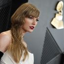 Taylor Swift llega a la 66a entrega anual del Grammy el domingo 4 de febrero de 2024, en Los Angeles. A finales de diciembre, el equipo de Swift se aproximó a Jack Sweeney, un estudiante de tecnología de la información, con una carta de cese y desista que culpaba a su rastreo automatizado del jet privado de Swift por alertar a los acosadores sobre su ubicación, pese a que usa información pública. (Foto Jordan Strauss/Invision/AP)