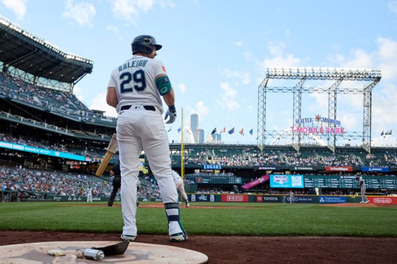 Cal Raleigh, de los Marineros de Seattle, se prepara para batear contra los Orioles de Baltimore durante la primera entrada tras su regreso de la lista de lesionados en un partido de béisbol, el martes 16 de junio de 2026, en Seattle. (Foto AP/John Froschauer)