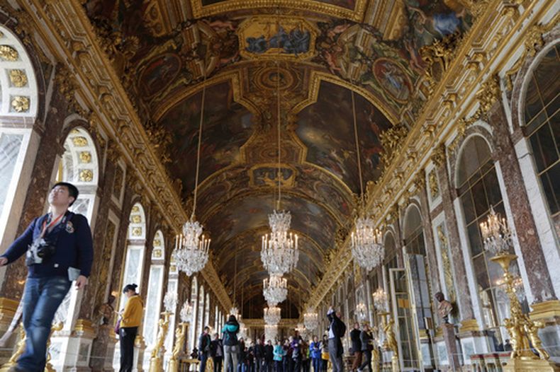 El Salón de los Espejos en el Palacio de Versalles en Versalles, Francia, el 17 de noviembre del 2015. (AP foto/Amr Nabil)
