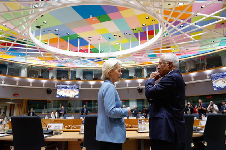 La presidenta de la Comisión Europea, Ursula von der Leyen, izquierda, conversa con el presidente del Consejo Europeo, Antonio Costa, durante una mesa redonda en la cumbre de la UE en Bruselas, el jueves 15 de octubre de 2026. (Foto AP/Geert Vanden Wijngaert)