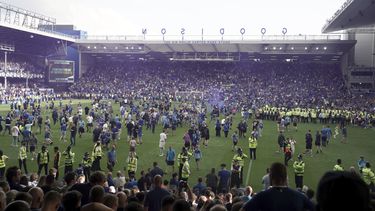 Los hinchas de Everton invaden la cancha luego que el club aseguró la permanencia en la Liga Premier, el domingo 28 de mayo de 2023, en Liverpool, Inglaterra. (Peter Byrne/PA vía AP)