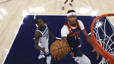 Randle y Knicks doblegan a Wolves