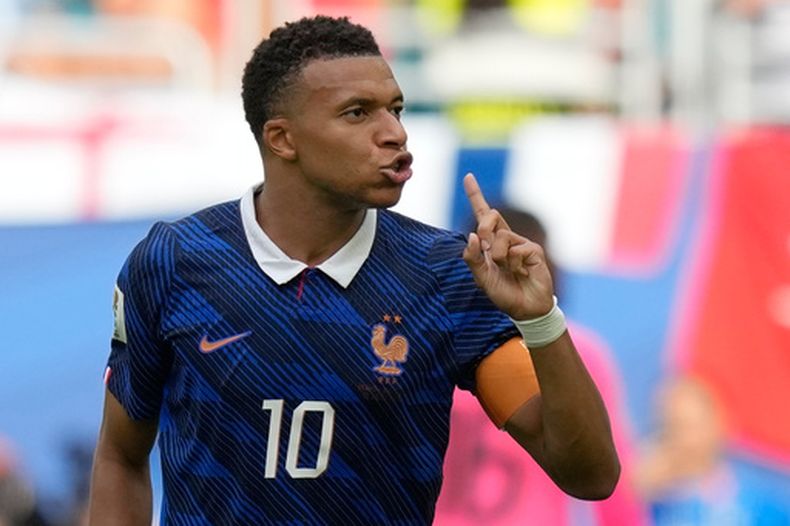 Kylian Mbappé, de Francia, festeja tras anotar el tercer gol de su equipo ante Inglaterra, en el encuentro por el tercer puesto del Mundial, el sábado 18 de julio de 2026 (AP Foto/Rebecca Blackwell)