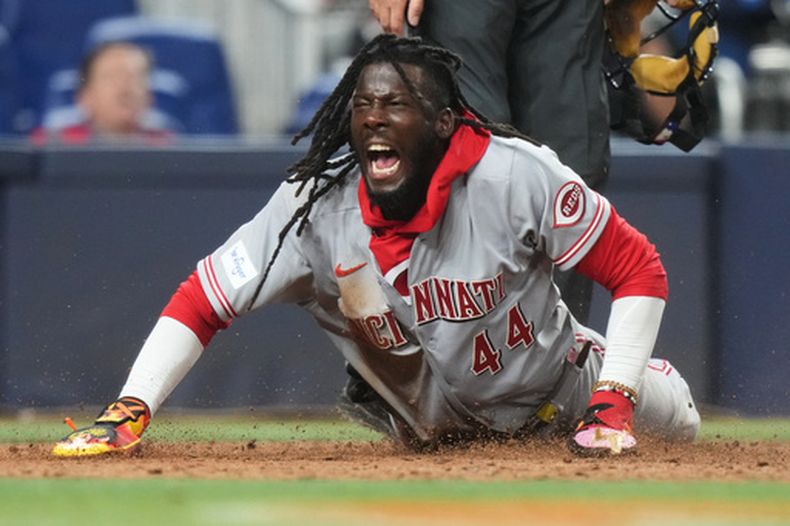 El dominicano Elly de la Cruz, de los Rojos de Cincinnati, festeja tras anotar en un lanzamiento descontrolado de los Marlins de Miami, el martes 7 de abril de 2026 (AP Foto/Lynne Sladky)