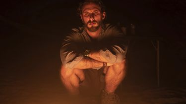 En esta imagen proporcionada por Prime Video, Sebastián Zurita en una escena de The Lost Flowers of Alice Hart. (Prime Video vía AP)