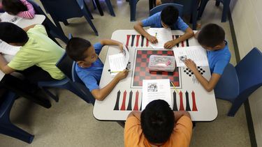 americateve | Una clase con un cuento en espa&ntilde;ol en el Centro Residencial Karnes, una casa temporal para mujeres inmigrantes y ni&ntilde;os detenidos en la frontera en Karnes City, Texas, en una fotograf&iacute;a del mi&eacute;rcoles 10 de septiembre de 2014. Pe
