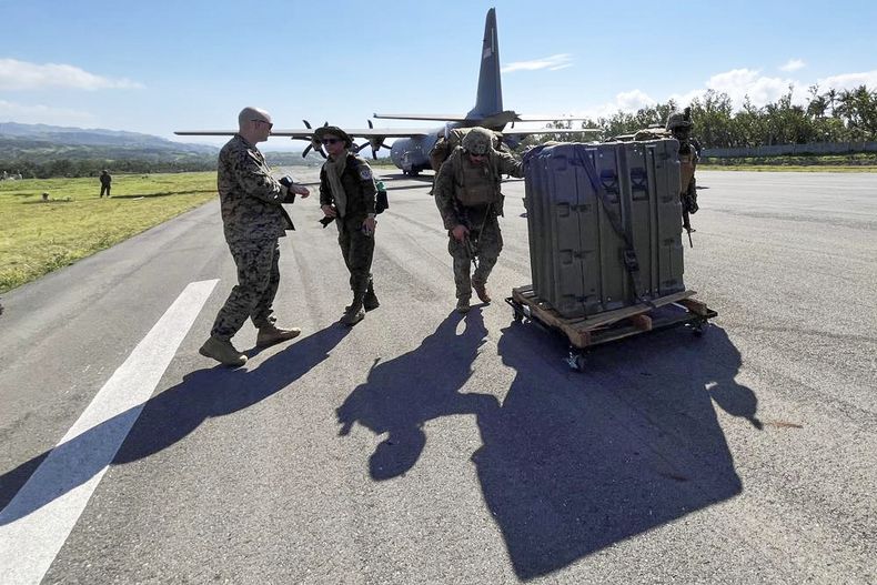 Una parte del Sistema de Interdicción de Buques Expedicionarios (NMESIS) del Ejército de EEUU llega al aeropuerto de Basco, en el norte de Filipinas, como parte de los ejercicios militares conjuntos de Filipinas y EEUU, el sábado 26 de abril de 2025. (AP Foto/Jim Gómez)