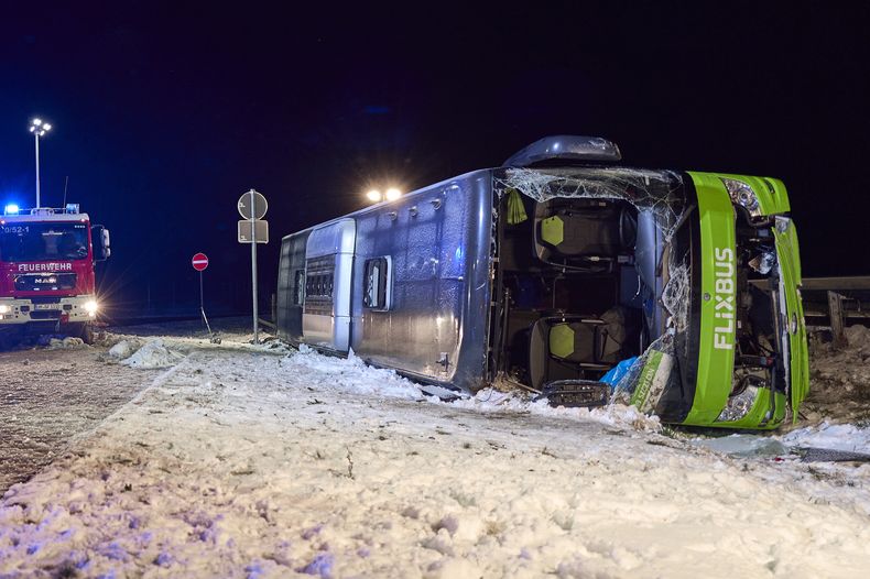 El accidente vial cerca de Uckermark, Alemania, el 11 de enero del 2025. (Michael Ukas/dpa via AP)