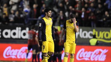 americateve | El jugador de Atl&eacute;tico de Madrid, Diego Costa, izquierda, camina en un partido contra Osasuna por la liga espa&ntilde;ola el domingo, 23 de febrero de 2014, en Pamplona, Espa&ntilde;a. (AP Photo/Alvaro Barrientos)