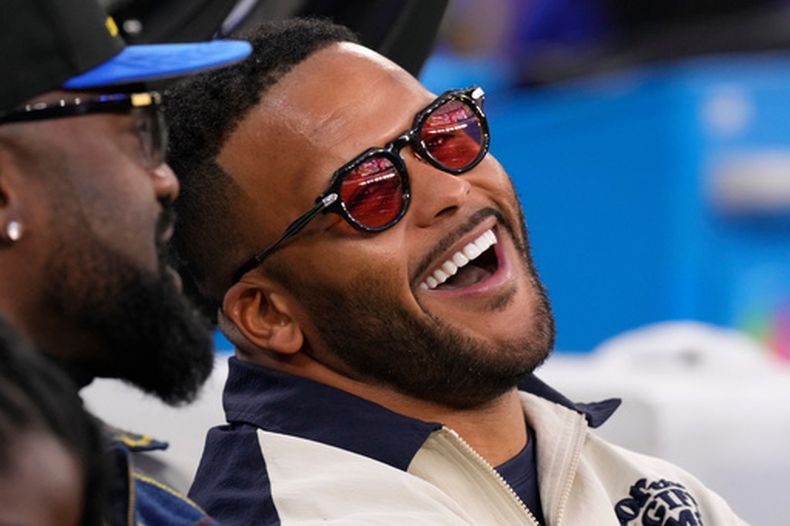 ARCHIVO - Foto del 23 de noviembre del 2025, el exjugador de los Rams de Los Ángeles Aaron Donald antes del juego ante los Buccaners de Tampa Bay. (AP Foto/Mark J. Terrill, Archivo)