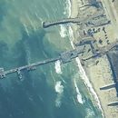 ARCHIVO - La imagen facilitada por el Mando Central de Estados Unidos muestra a soldados del Ejército estadounidense asignados a la 7ª Brigada de Transporte (Expedicionaria), marineros de la Armada estadounidense asignados al Batallón de Construcción Anfibia 1 y Fuerzas de Defensa de Israel colocando el Muelle Trident en la costa de la Franja de Gaza el 16 de mayo de 2024. (U.S. Central Command via AP)