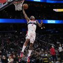 ARCHIVO - Foto del 14 de marzo del 2023, el base de los Wizards de Washington Bradley Beal clava el balón en el encuentro ante los Pistons de Detroit. El domingo 18 de junio del 2023, los Wizards envían a Beal a los Suns en un canje espectacular. (AP Foto/Carolyn Kaster, Archivo)