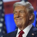 El candidato republicano a la presidencia de Estados Unidos, el expresidente Donald Trump, sonríe durante una fiesta de su campaña en el Centro de Convenciones de Palm Beach, Florida, el 6 de noviembre de 2024, en West Palm Beach, Florida. (AP Foto/Evan Vucci)