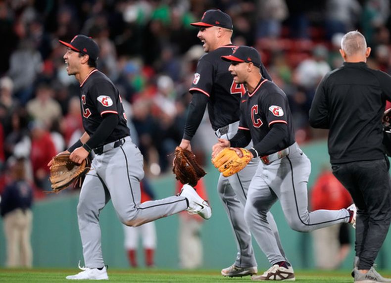 Nathaniel Lowe de los Guardianes de Cleveland celebra con sus compañeros la victoria ante los Medias Rojas de Boston el martes 22 de septiembre del 2026. (AP Foto/Charles Krupa)