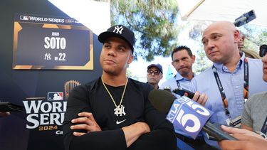 ARCHIVO - Foto del 24 de octubre del 2024, Juan Soto de los Yankees de Nueva York en el día de medios previo a la Serie Mundial. (AP Foto/Julio Cortez, Archivo)