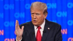 El precandidato presidencial republicano, el expresidente Donald Trump, habla durante un debate con Joe Biden organizado por CNN, el jueves 27 de junio de 2024, en Atlanta. (AP Foto/Gerald Herbert)
