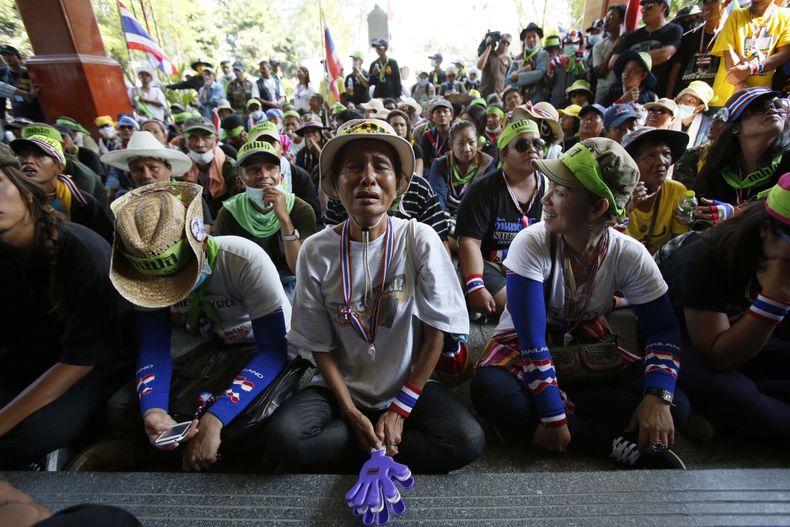 Manifestantes antigubernamentales bloquean la entrada al Departamento de bosques, en Bankogk, Tailandia, el mi&eacute;rcoles 12 de febrero de 2014. En un fallo emitido el mi&eacute;rcoles, el Corte Constitucional opt&oacute; por no dar la raz&oacute;n al