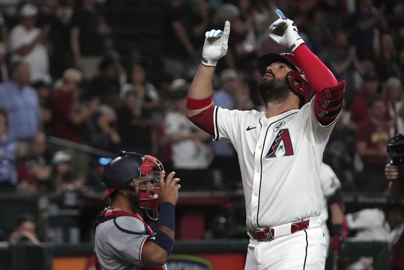 Eugenio Suárez, de los Diamondbacks de Arizona, celebra después de batear un cuadrangular de dos carreras frente a los Nacionales de Washington en la primera entrada del juego de béisbol de Grandes Ligas, el domingo 1 de junio de 2025, en Phoenix. (AP Foto/Rick Scuteri)