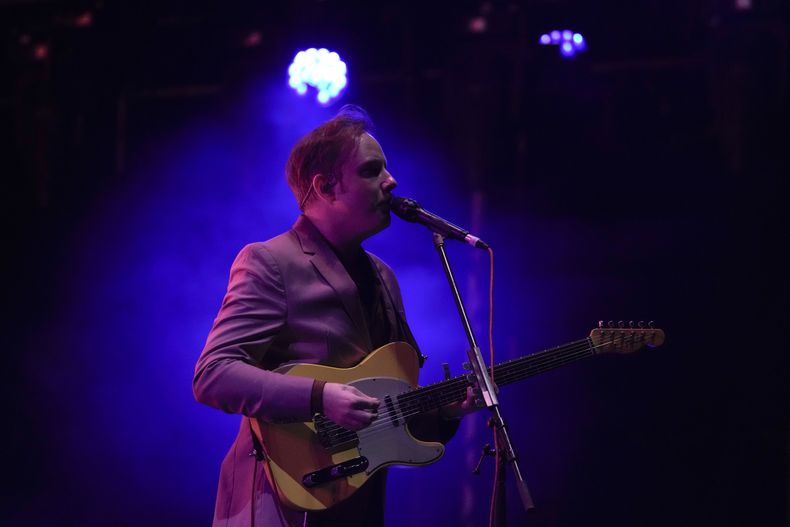 El vocalista Alex Trimble de Two Door Cinema Club durante su concierto en el festival Corona Capital de la Ciudad de México el viernes 17 de noviembre de 2023. (Foto AP/Eduardo Verdugo)