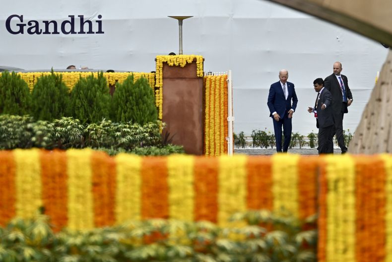 El presidente de Estados Unidos, Joe Biden, llega al Raj Ghat, un monumento a Gandhi, donde los líderes del G20 presentarían sus respetos, en Nueva Delhi, India, el domingo 10 de septiembre de 2023. (AP Foto/Kenny Holston, Pool)