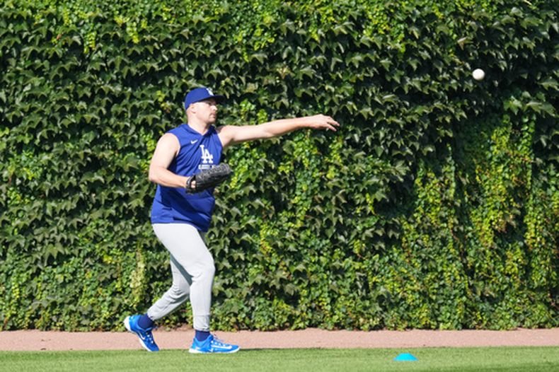 Tarik Skubal, lanzador de los Dodgers de Los Ángeles, calienta el brazo previo al partido de béisbol de Grandes Ligas contra los Cachorros de Chicago, el lunes 3 de agosto de 2026, en Chicago. (AP Foto/David Banks)