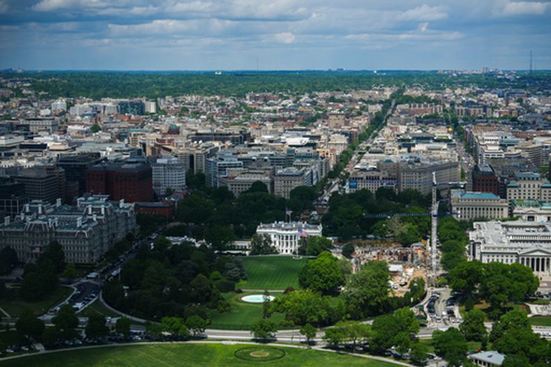 La construcción del nuevo salón de baile de la Casa Blanca se ve desde el Monumento a Washington, el lunes 20 de abril de 2026, en Washington. (Foto AP/Julia Demaree Nikhinson)