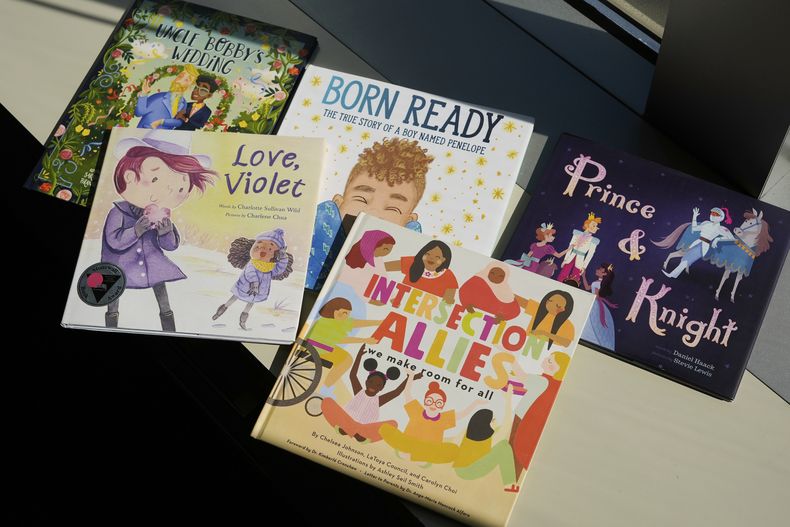 ARCHIVO – En la imagen, una selección de libros con personajes LGBTQ+ que forman parte de un caso presentado ante la Corte Suprema de Estados Unidos, el 15 de abril de 2025, en Washington. (AP Foto/Pablo Martinez Monsivais, Archivo)