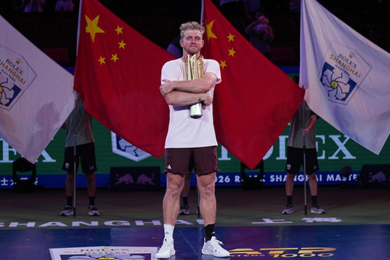 El español Alejandro Davidovich Fokina sostiene el trofeo tras ganar el Masters de Shanghái al vencer a su compatriota Rafael Jodar el domingo 18 de octubre del 2026. (AP Foto/Andy Wong)