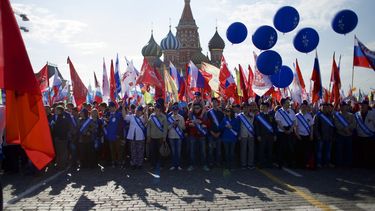 americateve | Miembros de sindicatos en Rusia se preparan para marchar por le D&iacute;a Internacional de los trabjadores ien la Plaza Roja de Mosc&uacute;, frente al Kremlin, en Rusia, el jueves 1 de mayo de 2014. (AP Foto/Ivan Sekretarev)
