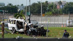 Un investigador de la Junta Nacional de Seguridad en el Transporte (NTSB, por sus siglas en inglés) trabaja cerca de una furgoneta dañada en el sitio donde un avión de carga de Amazon avanzó más allá del final de la pista dos días antes, al aterrizar en el Aeropuerto Internacional de Miami, el martes 8 de septiembre de 2026, en Miami. (AP Foto/Rebecca Blackwell)