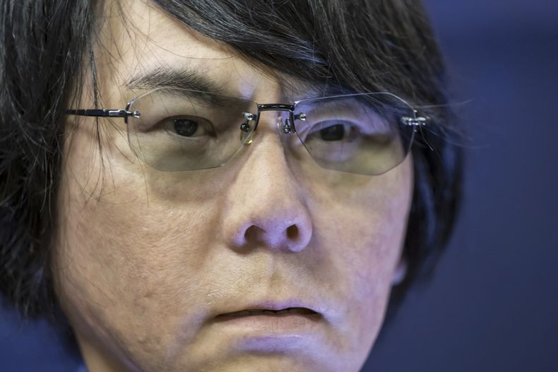 Geminoid, un robot humanoide ultrarrealista fabricado en Japón, es presentado durante una conferencia de prensa con un panel de robots humanoides habilitados para IA en Ginebra, Suiza, el viernes 7 de julio de 2023. (Martial Trezzini/Keystone vía AP)