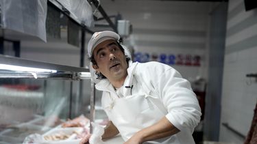 El carnicero Mario Giménez corta carne en la carnicería donde trabaja en Buenos Aires, Argentina, el viernes 18 de agosto de 2023. Giménez dijo que ya no cree en las promesas de justicia social del peronismo y votó en las primarias por el candidato de derecha Javier Milei. (AP Foto/Natacha Pisarenko)
