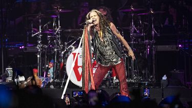 En esta imagen de archivo, Steven Tyler, de la banda Aerosmith, actúa en el inicio de su gira Peace Out: The Farewell Tour, el 2 de septiembre de2023, en el Wells Fargo Center en Filadelfia. (Foto de Amy Harris/Invision/AP, archivo)