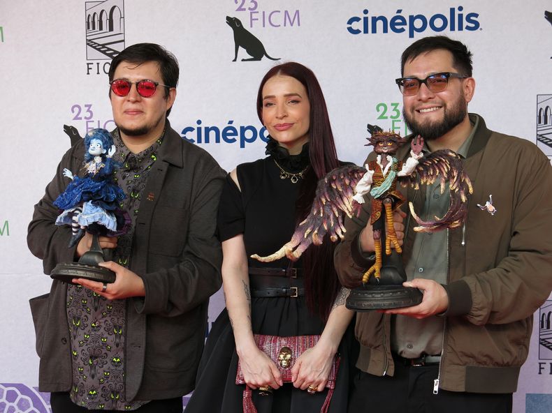 Los cineastas mexicanos Roy Ambriz (izquierda) y Arturo Ambriz (derecha) posan con la actriz y directora Mireya Mendoza en la alfombra roja de la película Soy Frankelda en el Festival de Cine de Morelia, en Morelia, México, el sábado 12 de octubre de 2025. (Foto AP/Berenice Bautista)