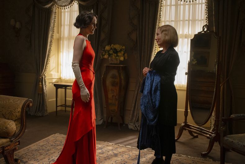Esta imagen publicada por Focus Features muestra a Michelle Dockery, a la izquierda, y Joanne Froggatt en una escena de Downton Abbey: The Grand Finale. (Focus Feature via AP)