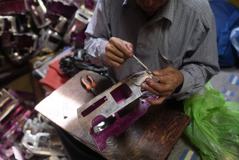 Un recluso hace una recreación de una van en miniatura en un taller de carpintería en la cárcel de San Pedro, Bolivia, el jueves 18 de enero de 2024. La feria anual de Alasita es un evento de orígenes prehispánicos que empieza el 24 de enero donde se compran réplicas pequeñas de las cosas que la gente quiere que se le hagan realidad. (AP Foto/Juan Karita)