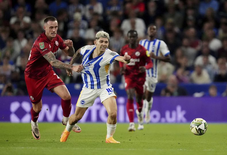 Toby Mullarkey del Crawley toma la camiseta de Julio Enciso del Brighton en el encuentro de la Copa de Liga el martes 27 de agosto del 2024. (John Walton/PA via AP)