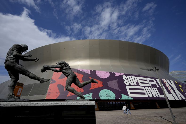 Gente camina afuera del Caesars Superdome, el viernes 31 de enero de 2025, en Nueva Orleans, antes del Super Bowl 59 de la NFL entre los Eagles de Filadelfia y los Chiefs de Kansas City. (Foto AP/Matt York)