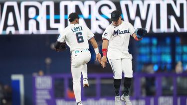 El jardinero Heriberto Hernández (derecha) celebra con el torpedero Otto López (6) tras vencer a los Filis de Filadelfia, el miércoles 29 de julio de 2026, en Miami. (AP Foto/Rebecca Blackwell).
