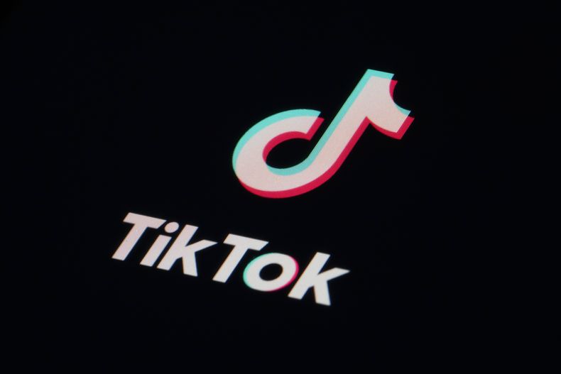 ARCHIVO - El ícono de la aplicación TikTok es visto en un teléfono celular en Marple Township, Pensilvania, el 28 de febrero de 2023. (AP Foto/Matt Slocum, Archivo)