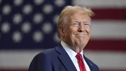 El candidato presidencial republicano Donald Trump sonríe durante un evento de campaña, el miércoles 25 de septiembre de 2024, en Mint Hill, Carolina del Norte. (AP Foto/Evan Vucci)