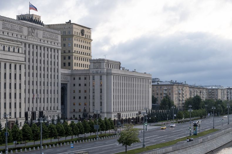 Una vista del edificio del Ministerio de Defensa de Rusia, con sistemas de artillería antiaérea en el techo, en Moscú, el sábado 24 de junio de 2023. (AP Foto)