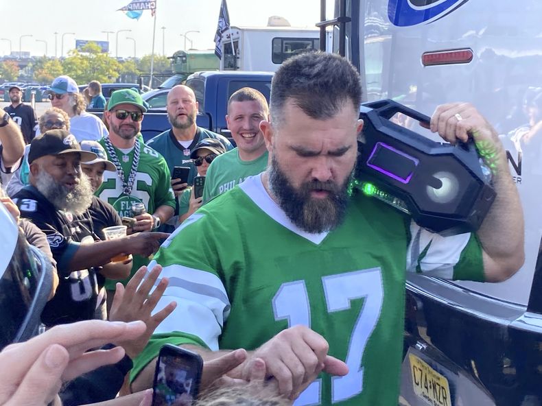 El centro retirado de los Eagles, Jason Kelce, saluda a aficionados en una aparición improvisada en una fiesta previa al partido de la NFL entre los Eagles de Filadelfia y los Browns de Cleveland, el domingo 13 de octubre de 2024 en Filadelfia. (Foto AP/Dan Gelston)