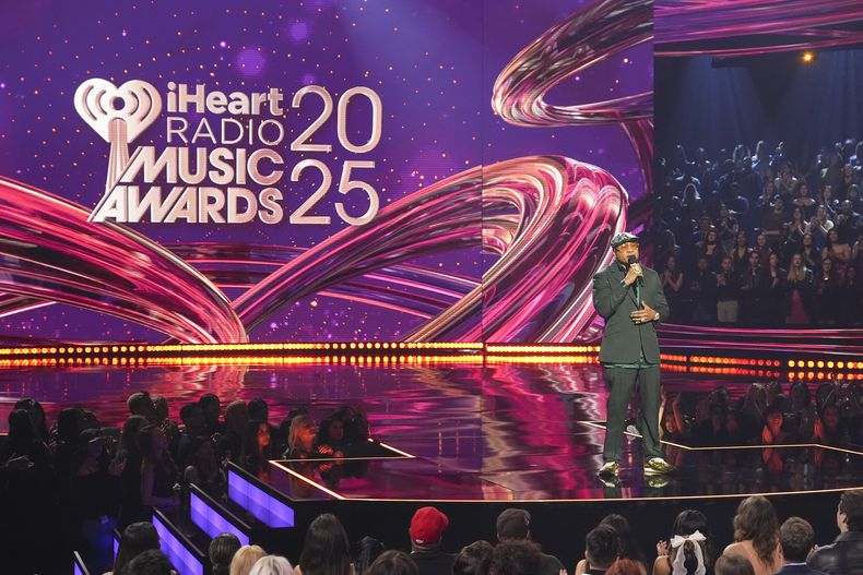 LL Cool J habla durante los iHeartRadio Music Awards, el lunes 17 de marzo de 2025, en el Teatro Dolby de Los Ángeles. (Foto AP/Chris Pizzello)