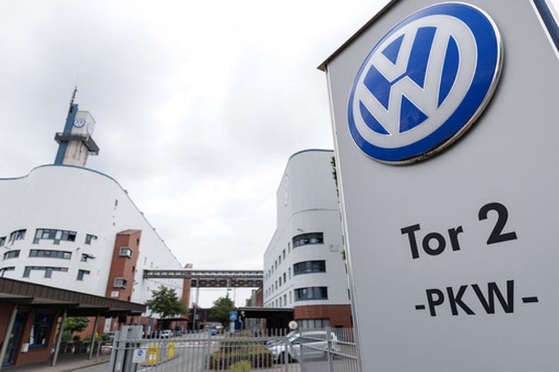 El logotipo de VW frente a la planta de Volkswagen en Osnabrueck, Alemania, el miércoles 26 de agosto de 2026. (David Ebener/dpa vía AP)