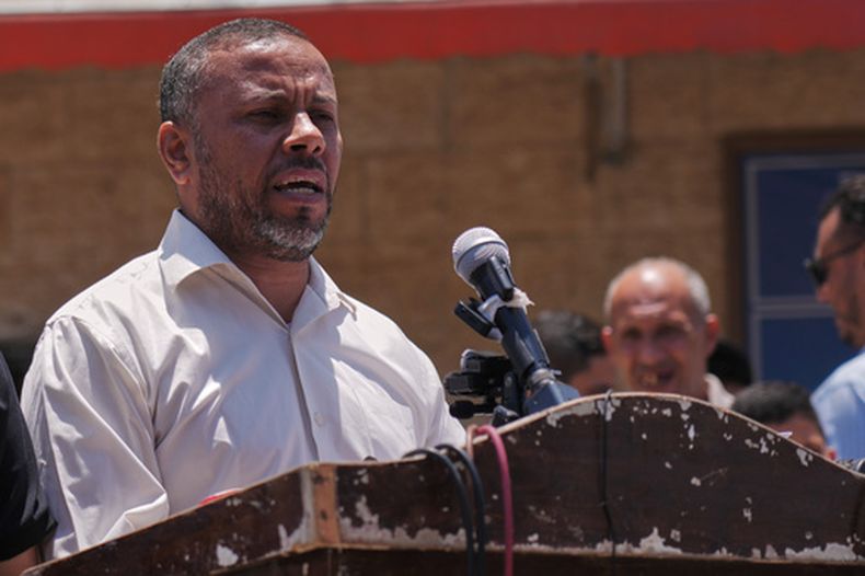 Ismail al-Thawabta, director del departamento de prensa del gobierno administrado por Hamás, en conferencia de prensa en el Hospital Al-Aqsa en Deir al-Balah, Franja de Gaza, el 6 de julio del 2026. (AP foto/Jehad Alshrafi)