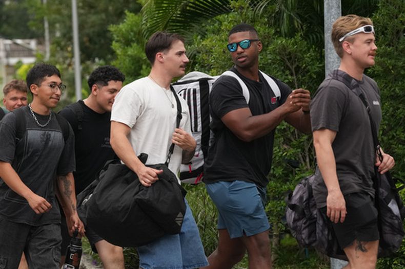 Militares estadounidenses del grupo de ataque del USS Abraham Lincoln llegan a un hotel en Pattaya, Tailandia, el miércoles 2 de septiembre de 2026. (AP Foto/Sakchai Lalit)