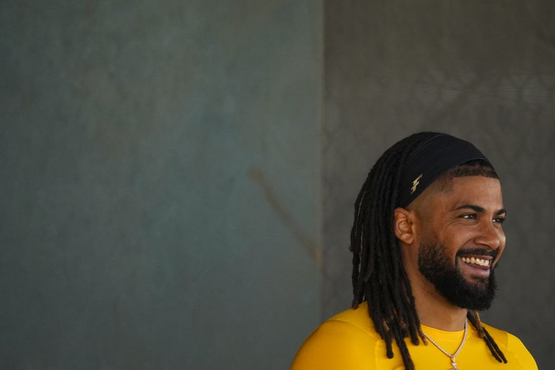 Fernando Tatis Jr. de los Padres de San Diego sonríe mientras observa una sesión de bullpen en la pretemporada del equipo, el 15 de febrero de 2025, en Peoriz, Arizona. (AP Foto/Lindsey Wasson)
