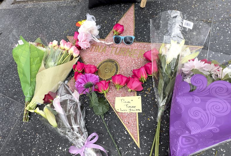 Flores y recuerdos en la estrella de Tina Turner en el Paseo de la Fama de Hollywood el miércoles 24 de mayo de 2023 en Los Ángeles. Turner, la imparable cantante y artista con éxitos como Whats Love Got to Do With It, murió el miércoles después de una larga enfermedad en su casa en Küsnacht, cerca de Zúrich, Suiza, según informó su manager. Tenía 83 años. (Foto AP/Rick Taber)